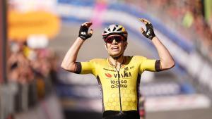 Wout van Aert se impone en la novena etapa del Giro.