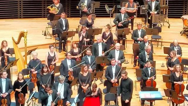 La Trini agradece al público los aplausos tras su actuación en la Philharmonie junto a la Orquesta Nacional de Francia.