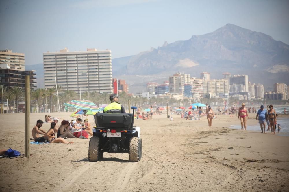 Los arenales de la capital están abiertos al baño desde hoy, sin franjas horarias y con menos medidas de seguridad de las anunciadas por el Ayuntamiento.