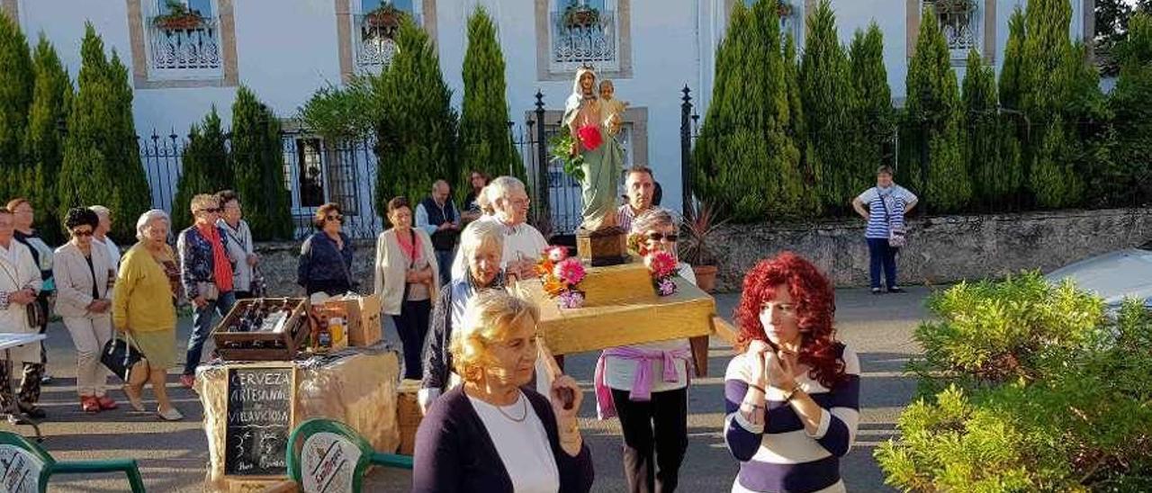 Procesión de la Virgen de los Remedios por Amandi.