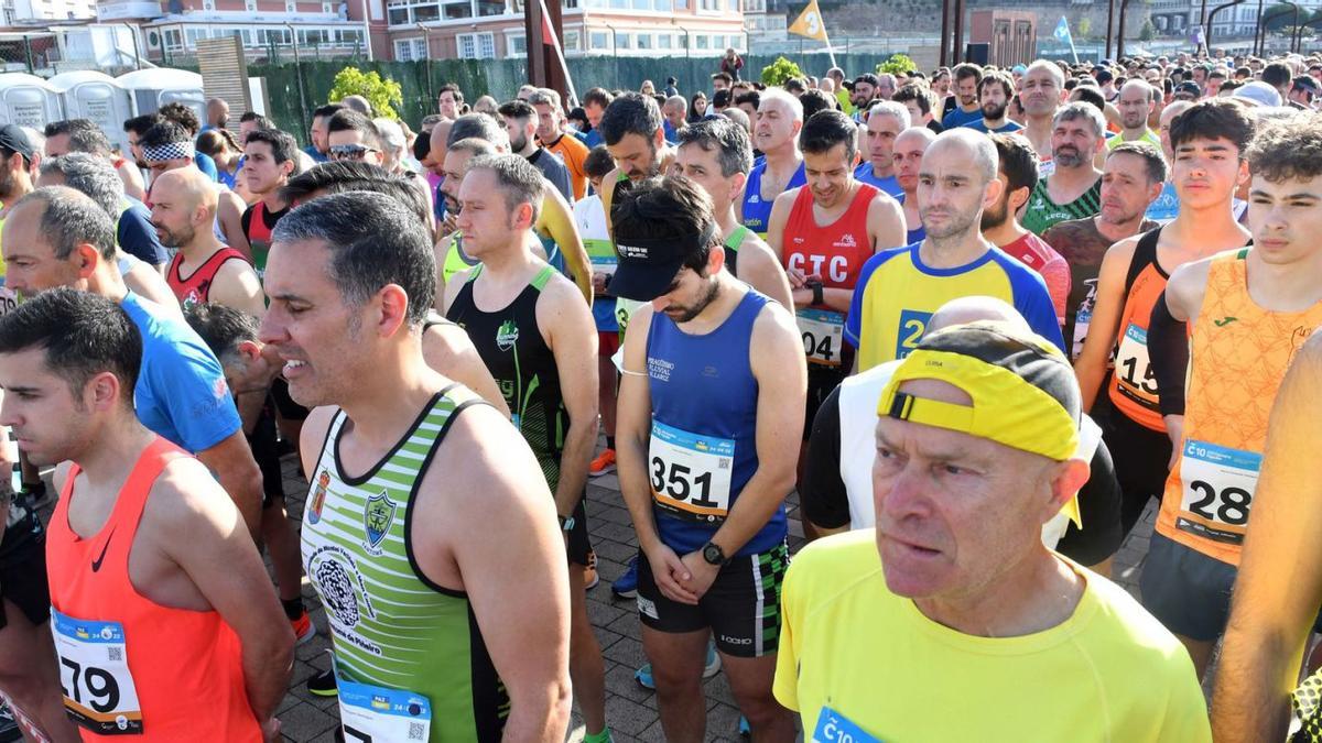 Los participantes en Coruña10 en el minuto de silencio previo a la carrera para homenajear a Juan Tábara.   | // VÍCTOR ECHAVE