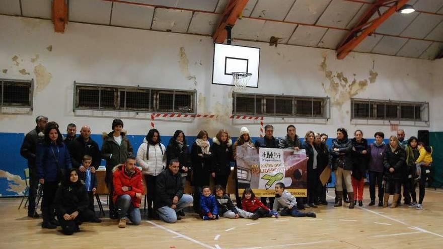 Los asistentes a la reunión de ayer en el polideportivo del colegio de Lugo.