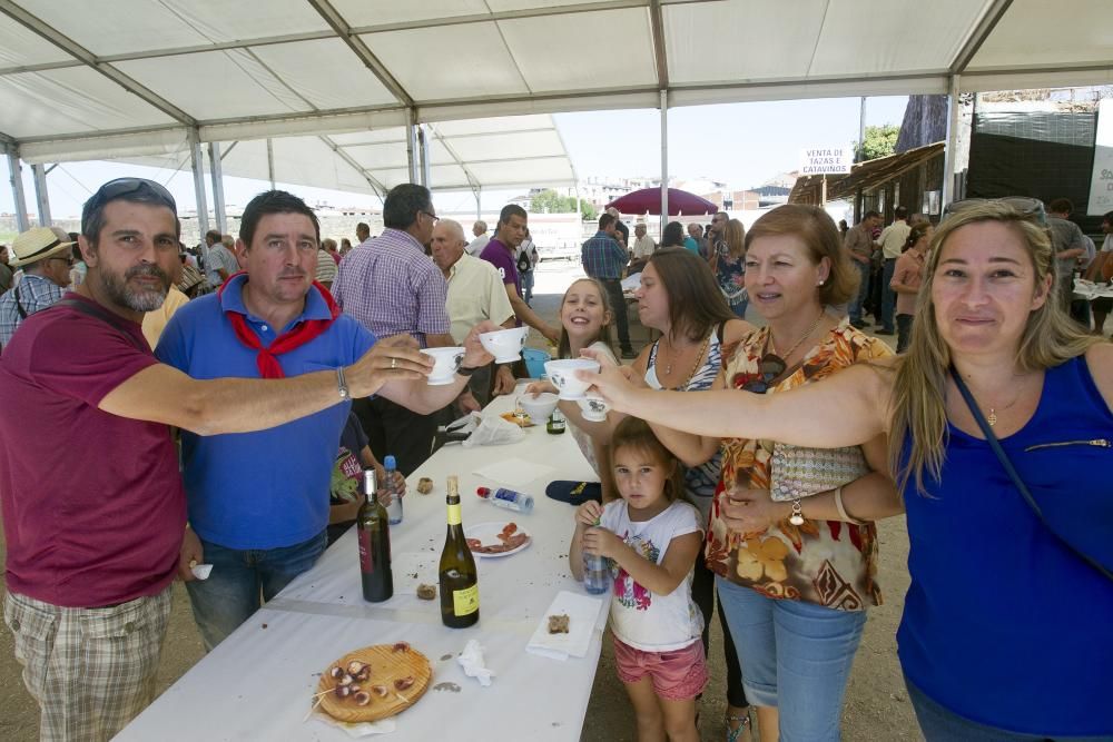 Salvaterra despacha 20.000 botellas de vino del Condado en una multitudinaria fiesta