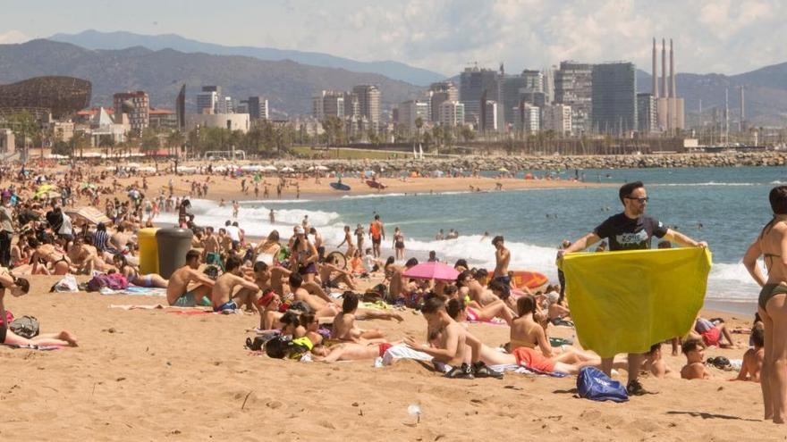 La platja de Sant Sebastià de Barcelona, plena, aquest dissabte passat