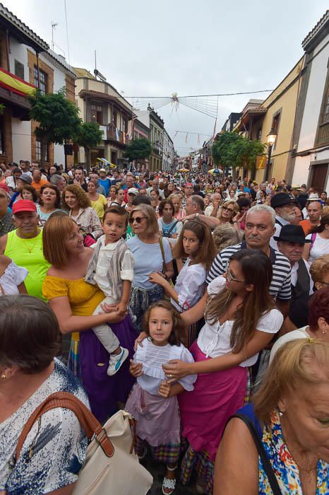 Carretas y grupos en la romería del Pino