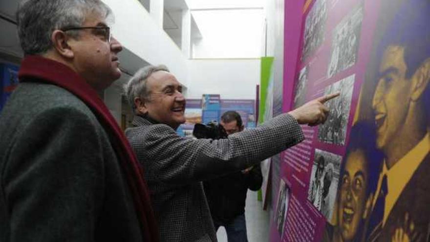 El hijo de Juan Benet, Ramón, y el escritor Vicente Molina Foix, ayer en la inauguración. / carlos pardellas