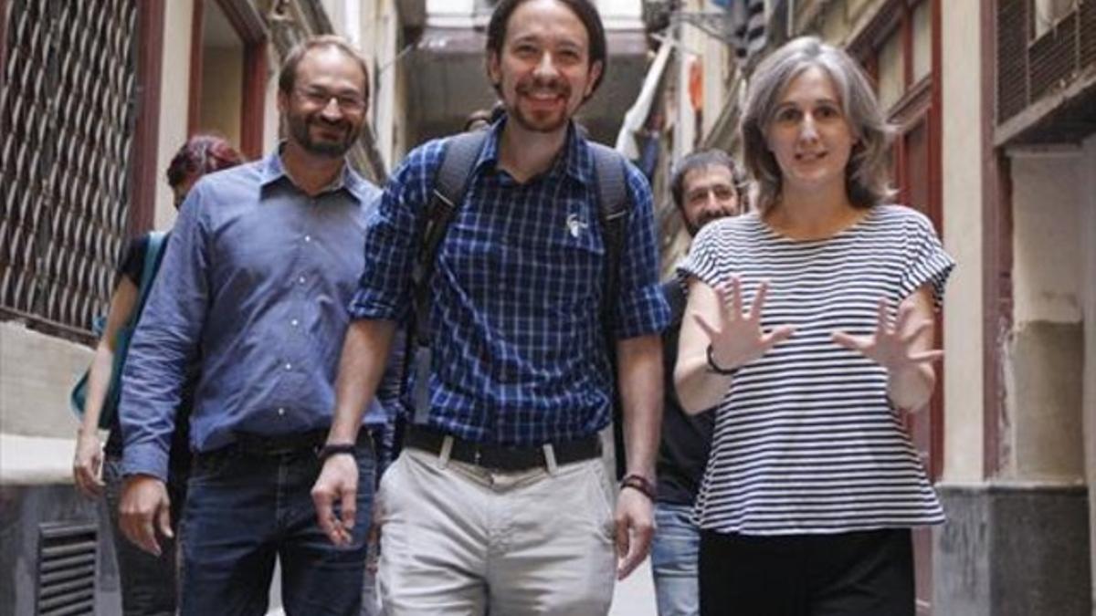 Pablo Iglesias, entre Joan Herrera y Dolors Camats en la sede de ICV en Barcelona, el pasado 26 de junio.