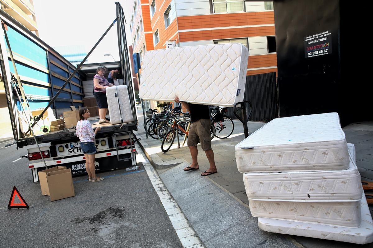 Voluntarios de la asociación Djerelo, de cuidadanos ucranianos en Barcelona, cargan un camión con ayuda humanitaria.