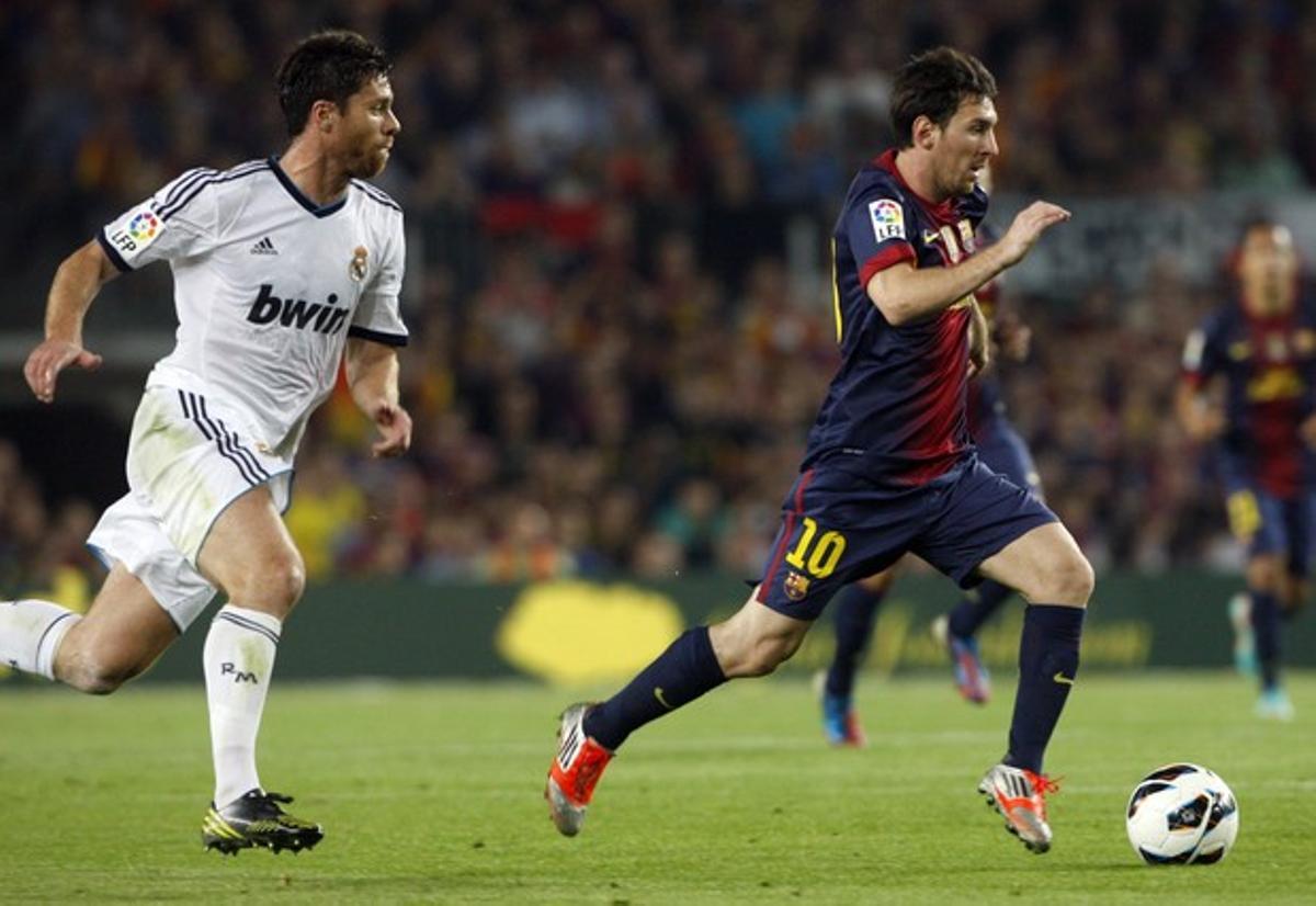 Messi és seguit per Alonso durant el partit.