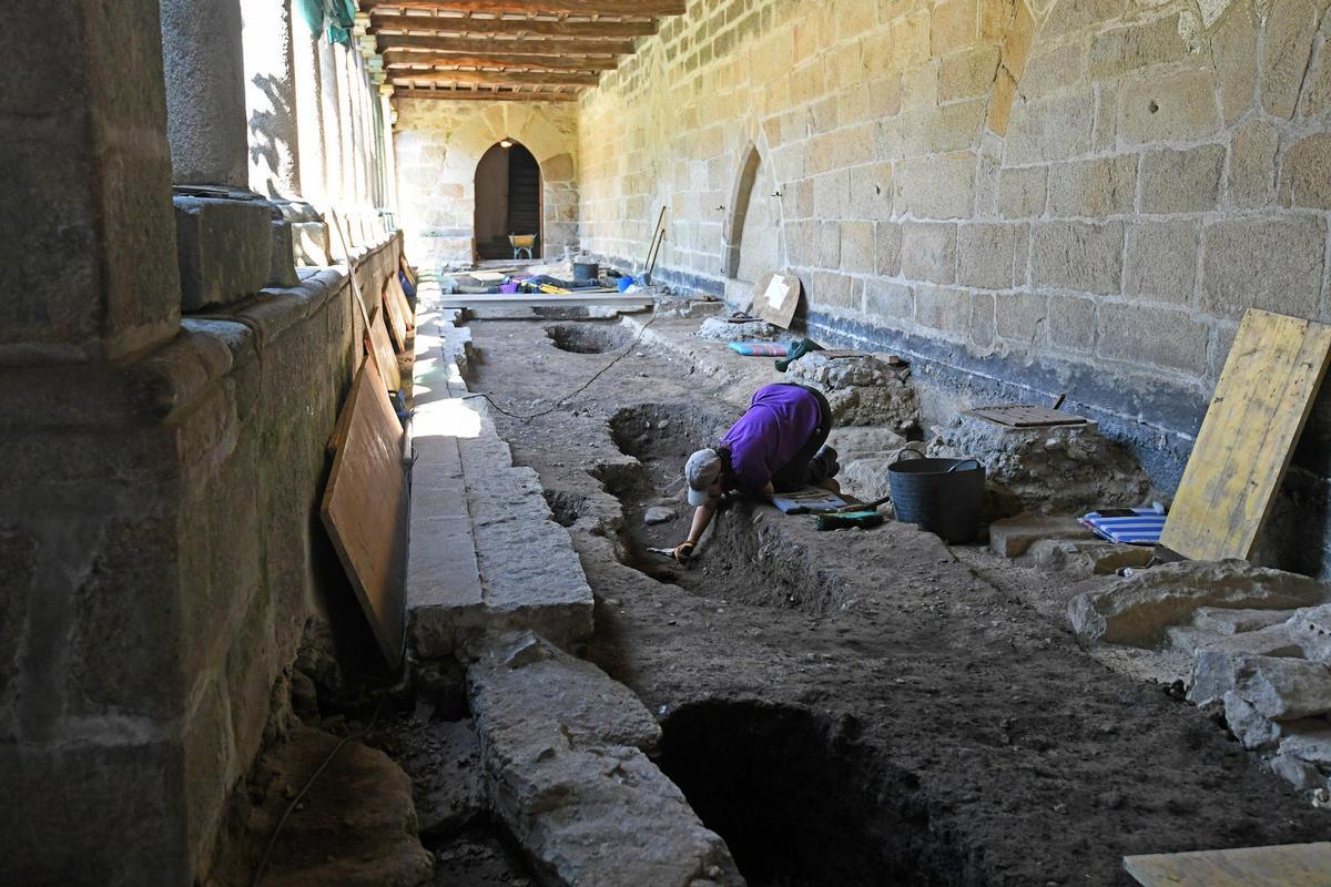 Trabajos arqueológicos en el claustro del convento.