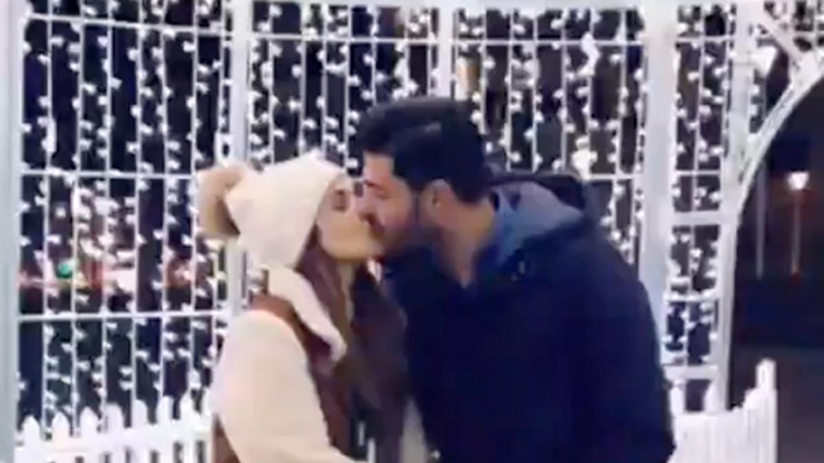 El beso de Paula Echevarría y Miguel Torres en Navidad