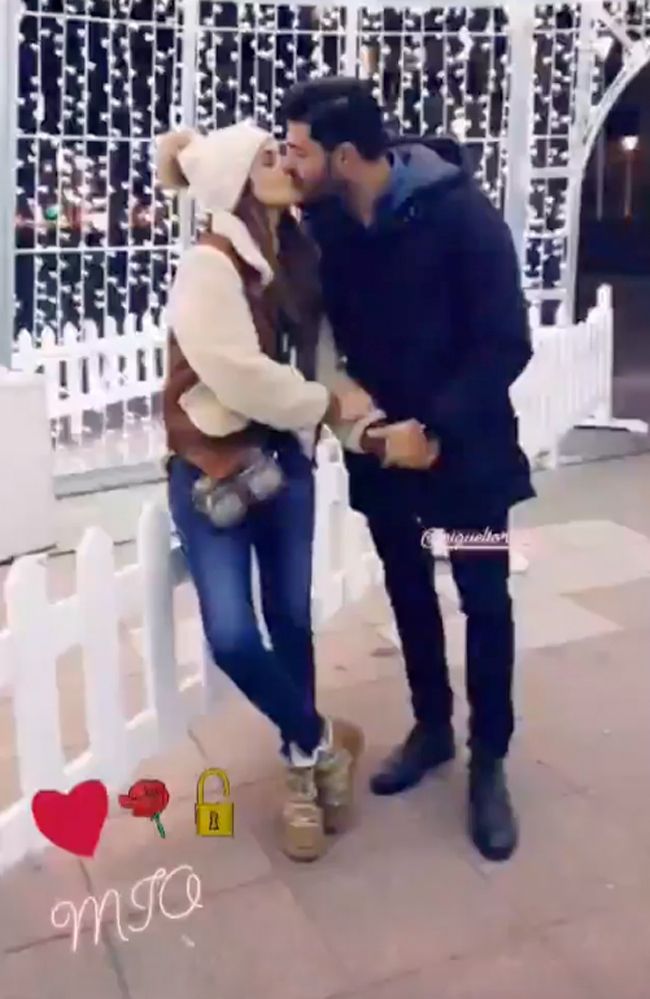El beso de Paula Echevarría y Miguel Torres en Navidad