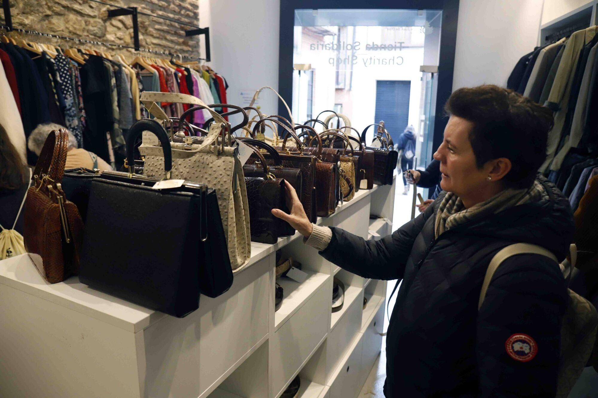 La tienda solidaria de San Juan de Dios Málaga acoge un ‘pop up’ para la venta de bolsos y cinturones de piel