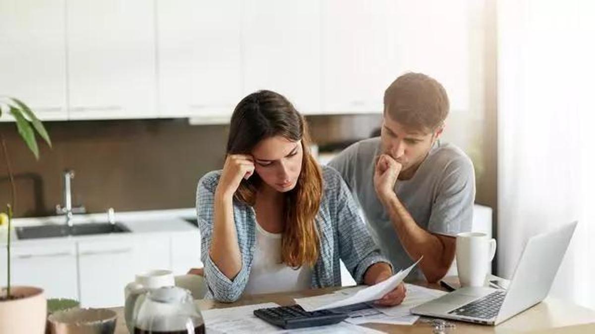 Imagen de recurso de dos jóvenes revisando sus nóminas y datos fiscales, algo que, según los expertos, es importantísimo para realizar correctamente la declaración de la renta.
