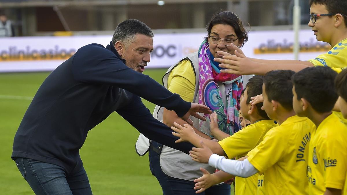García Pimienta saluda a un grupo de jóvenes aficionados antes de la disputa del partido ante el Sporting.