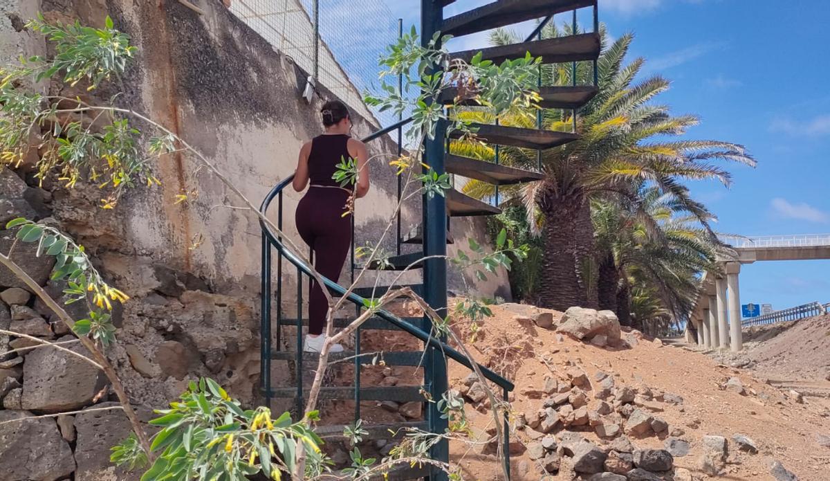 Escalera en mal estado del sendero de acceso peatonal a Veterinaria.