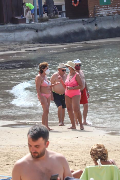 Primer día de baño autorizado en las playas de Torrevieja con arena parcelada y controles de acceso