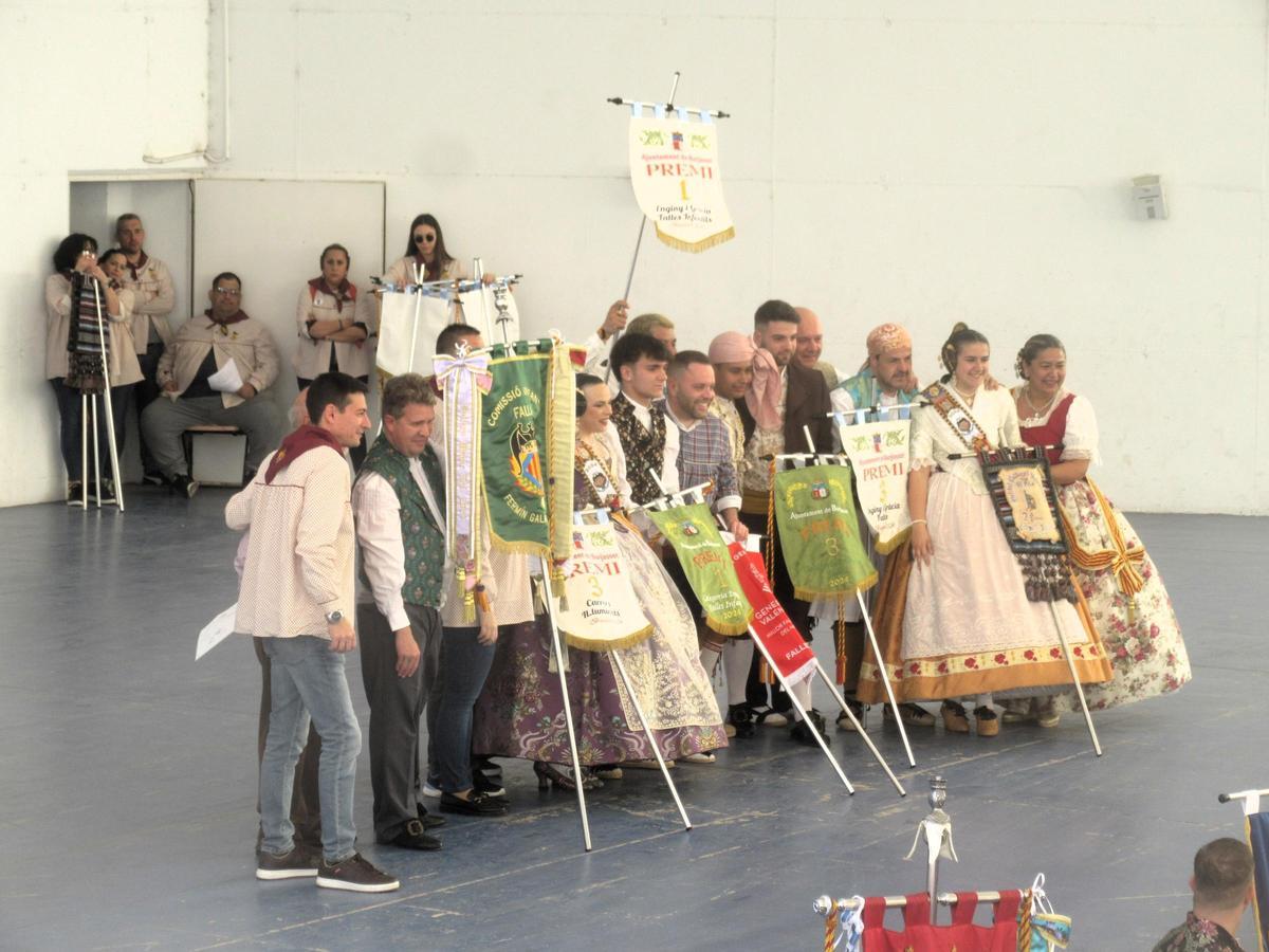 Fermín Galán y autoridades municipales en la entrega de ‘palets’.