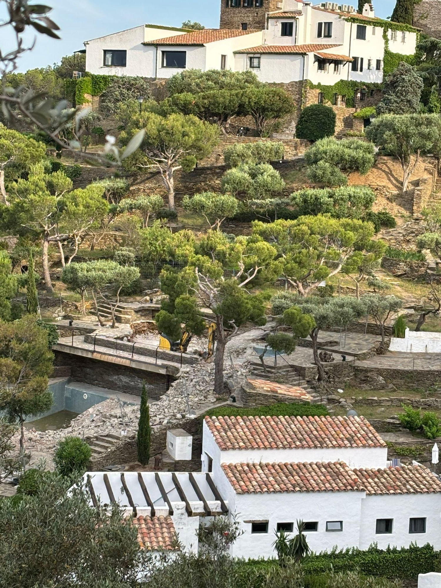 Les fotos de l'enderrocament d'unes piscines il·legals d'un hotel de Cadaqués