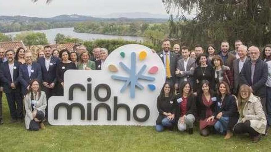 Representantes de las localidades implicadas en el proyecto, con el logotipo de la marca turística &quot;Río Miño&quot;. // D.P.