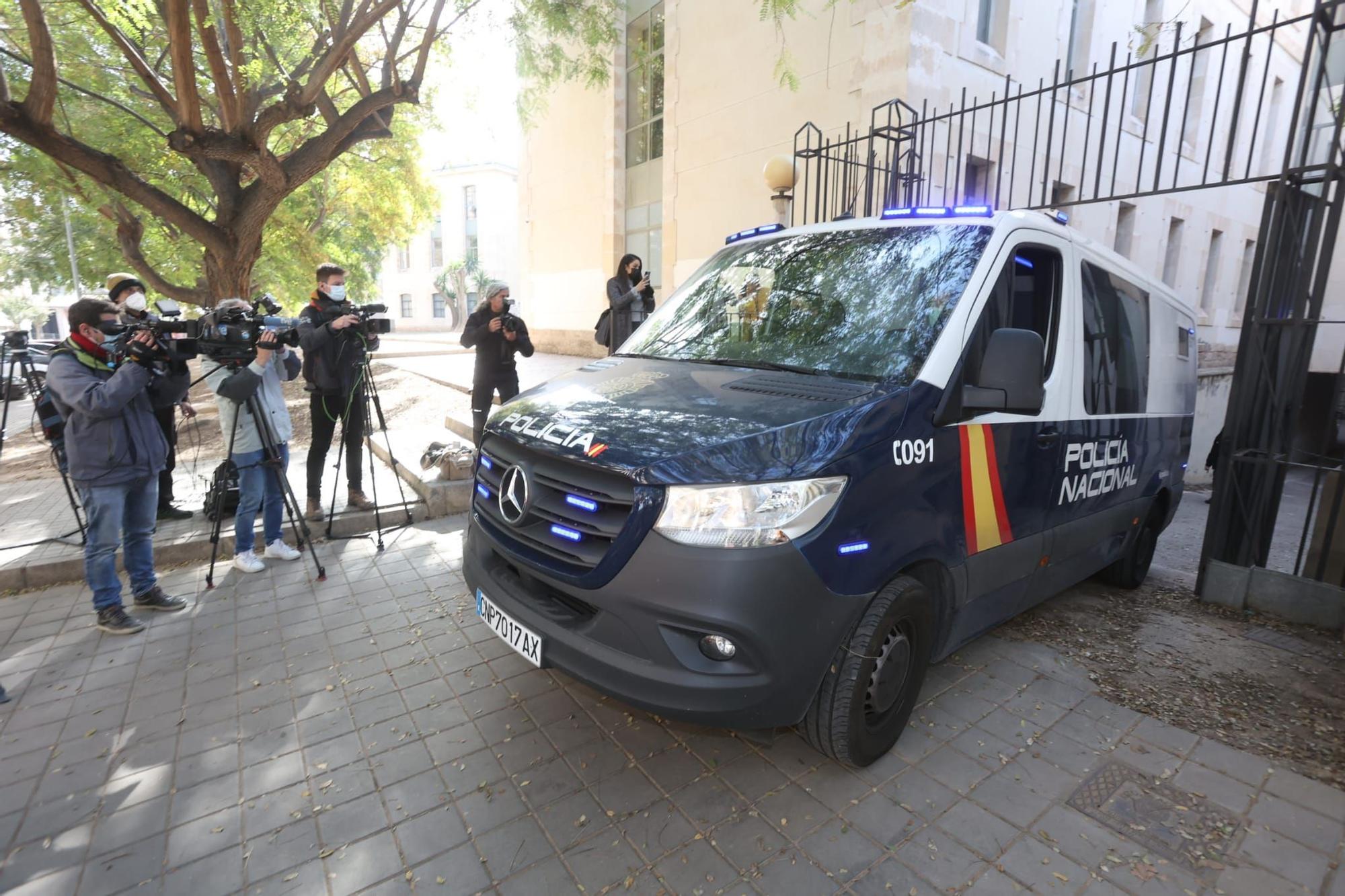 Llegada del menor parricida de Elche a los Juzgados de Benalúa de Alicante