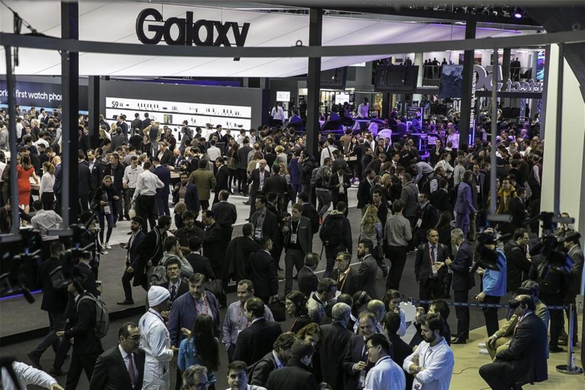 No son adornos, son los móviles funcionales más pequeños del Mobile World  Congress de 2018