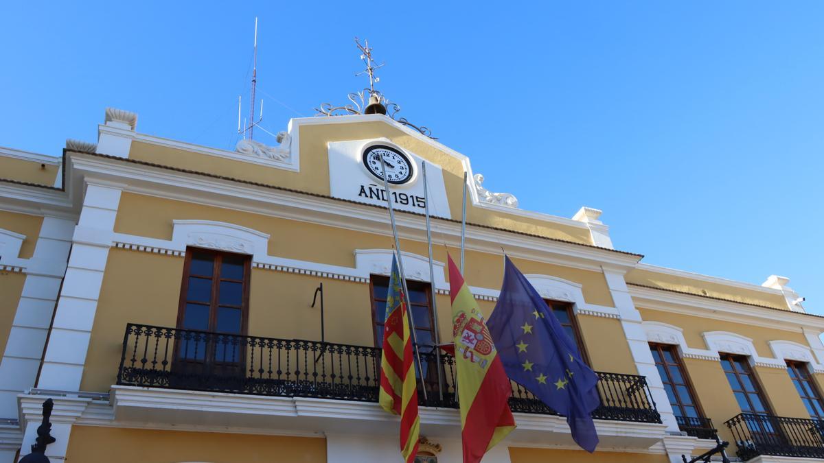 Banderas a media asta en el Ayuntamiento de Burjassot por las víctimas del incendio de Campanar.