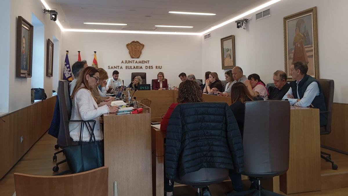 Los grupos municipales durante el pleno de marzo del Ayuntamiento de Santa Eulària.