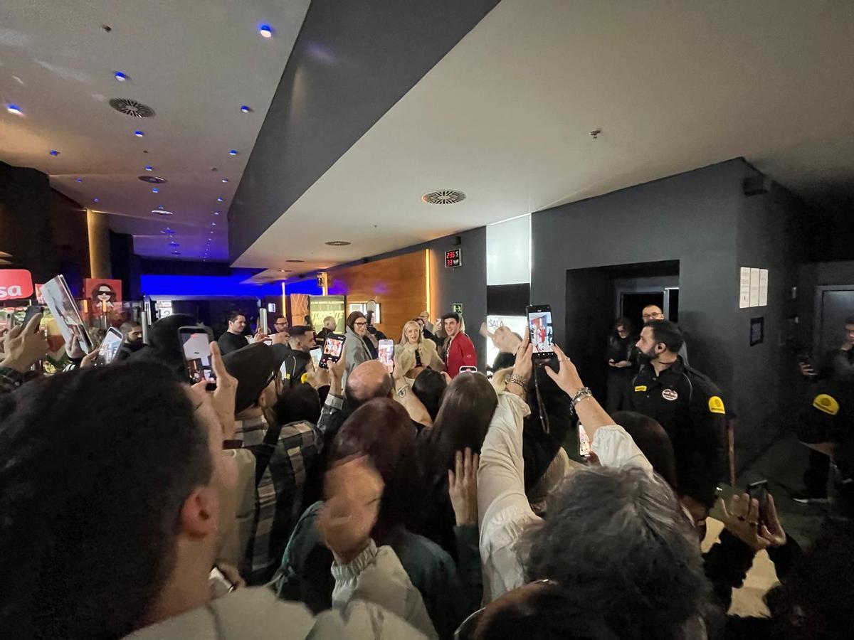 Ana Mena y Óscar Casas revolucionan Alfafar