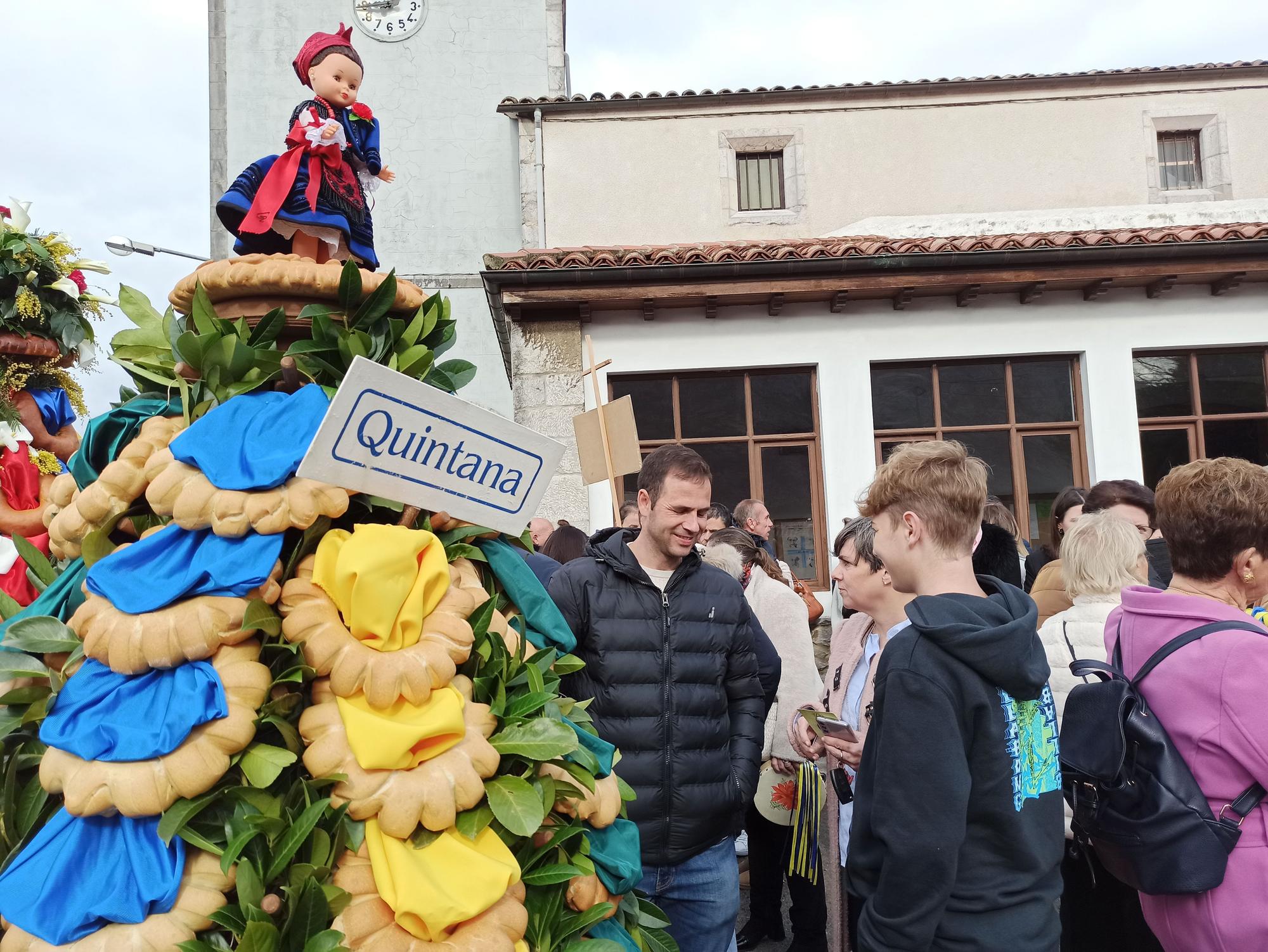 En Posada de Llanes, los panes del ramu vuelan por La Candelaria: "Hay que andar rápido"