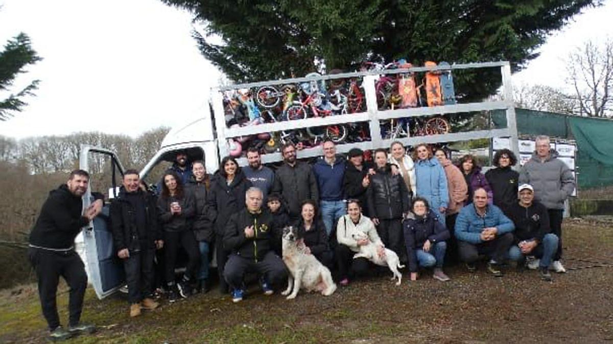 Parte del voluntariado participante en la carga, junto al camión con el material donado. |  Cedida