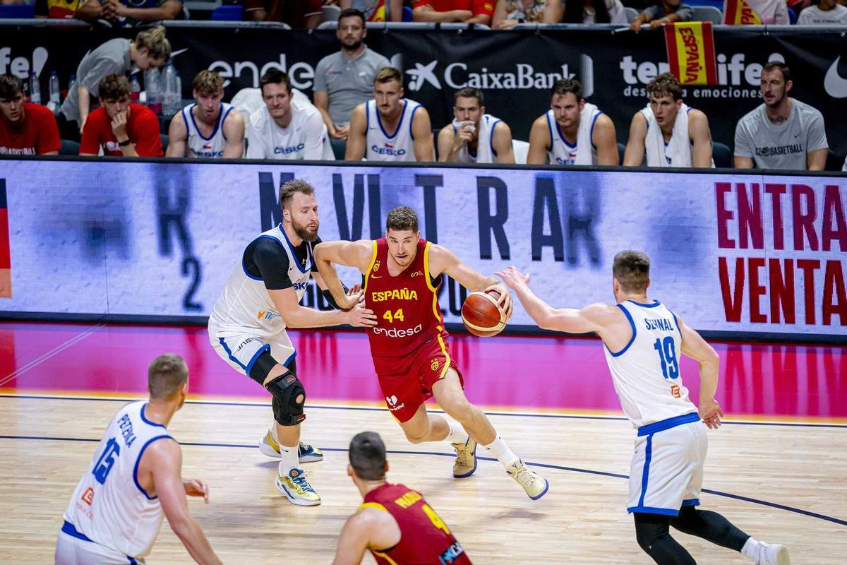 Joel Parra, en una acción del encuentro ante la República Checa