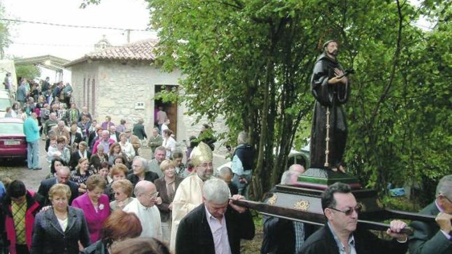 El Arzobispo inaugura la remodelación  de la capilla de San Pachu en Següenco