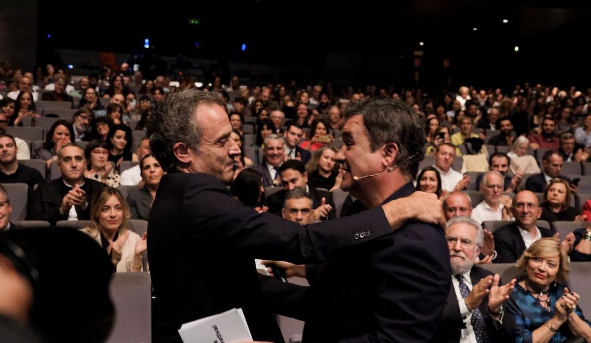 Secun de la Rosa y Daniel Guzmán se funden en un abrazo antes del Calpurnia de Honra.