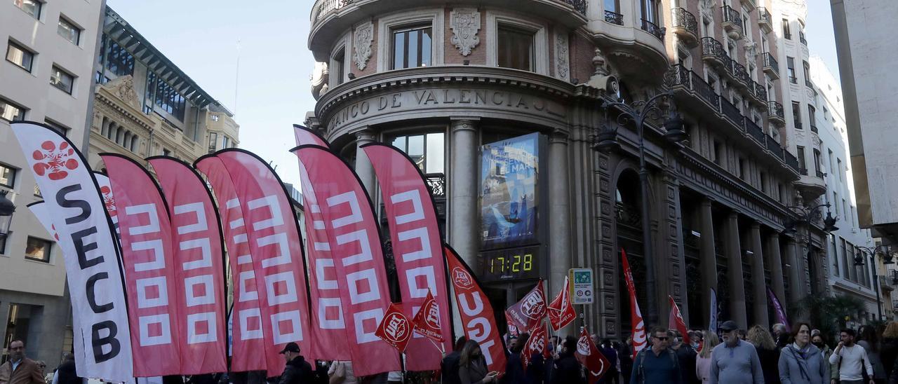 Concentración ante la antigua sede del Banco de Valencia