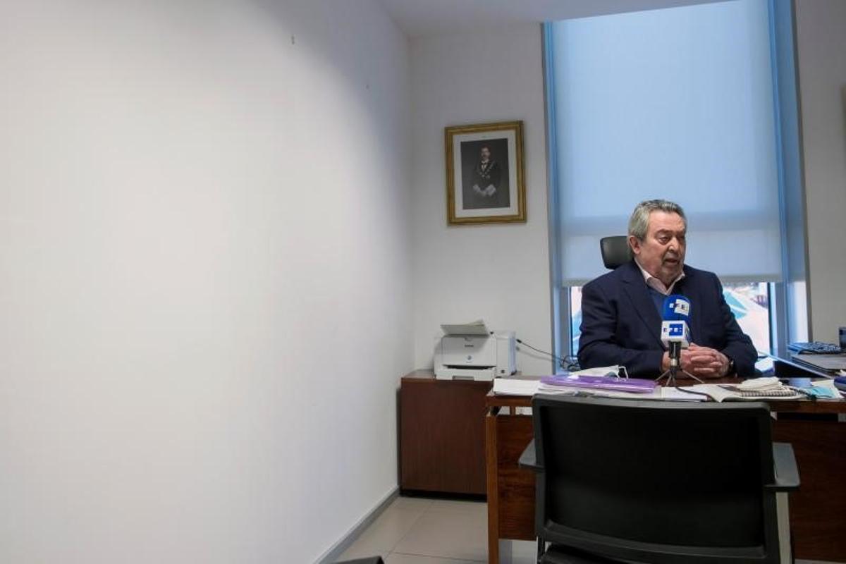 El juez Juan Alberto Belloch, exalcalde de Zaragoza y exministro de Justicia e Interior, a las puertas de su despacho en la Audiencia Provincial de la capital aragonesa, este 29 de enero de 2022.