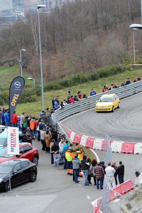 Exhibición automovilística en Langreo