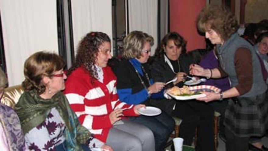 El concurso navideño de cocina reúne cien platos, elaborados por mujeres, en Jaraíz de la Vera