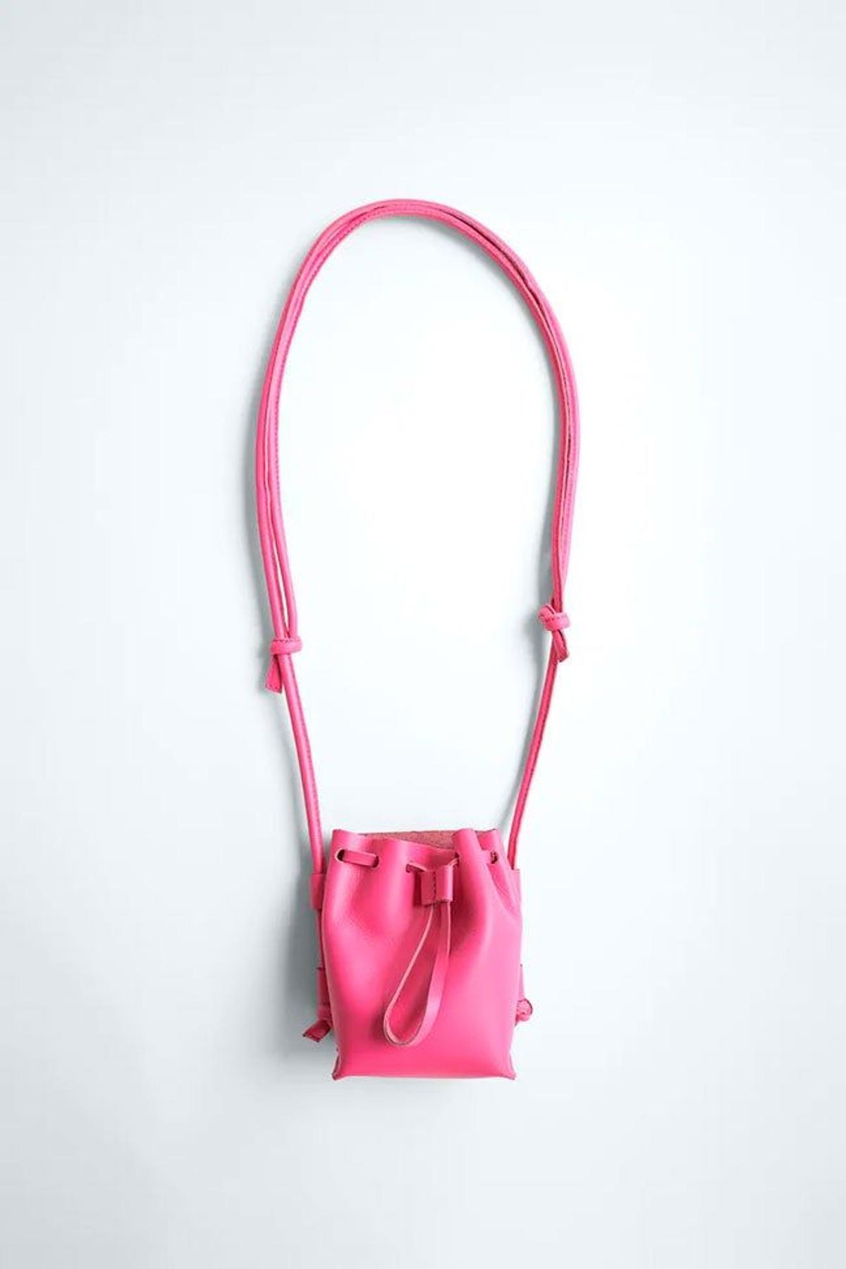 Mini bolso saca de piel fucsia de Zara. (Precio: 29,95 euros)