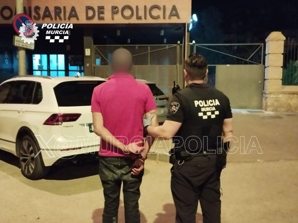 Agentes de la Policía Local de Murcia trasladan al detenido a la Comisaría de Distrito del Carmen.