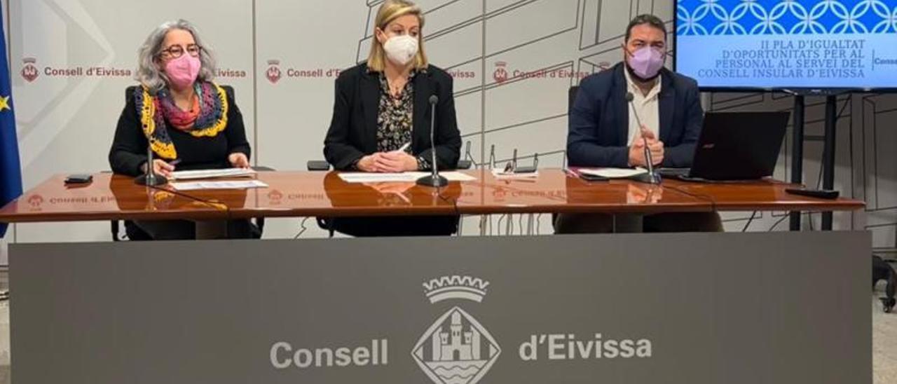 Tonyi Ferrer, Carolina Escandell y Santiago Marí en la presentación del II Plan de igualdad. | CONSELL DE EIVISSA