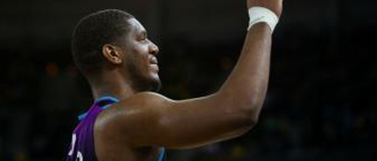 Inglis levanta el puño celebrando un triunfo con su equipo, el Surne Bilbao Basket. | | A. ARRIZABALAGA/ACB PHOTO