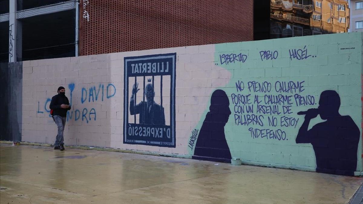 Nuevas pintadas en favor de Hasél en el lugar donde el ayuntamiento de Barcelona borró el grafiti del rey emérito