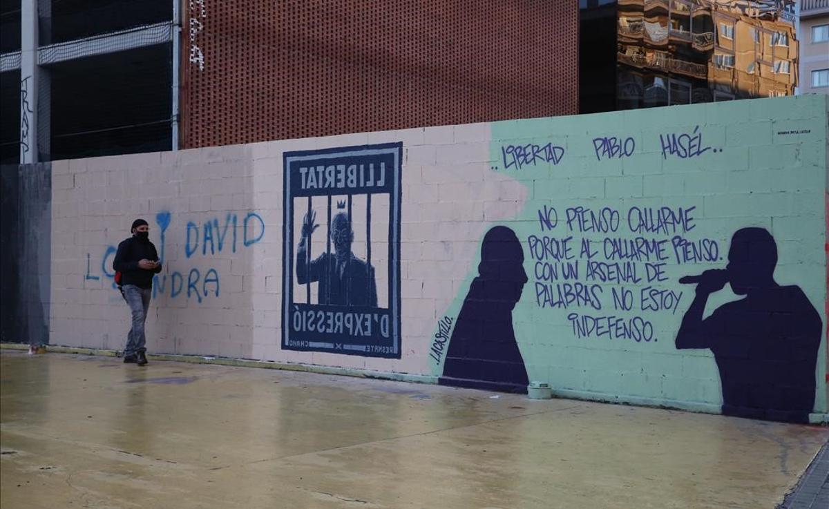 Nuevas pintadas en favor de Hasél en el lugar donde el ayuntamiento de Barcelona borró el grafiti del rey emérito.