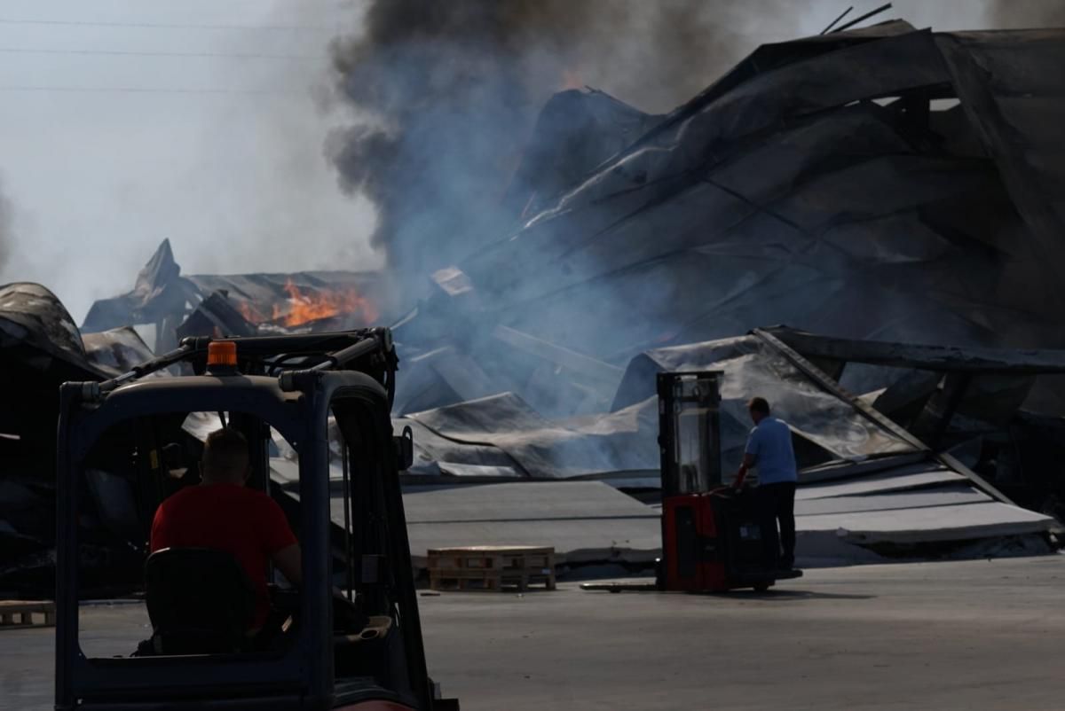 Un incendio arrasa una fábrica de muebles de baño en Villa del Río