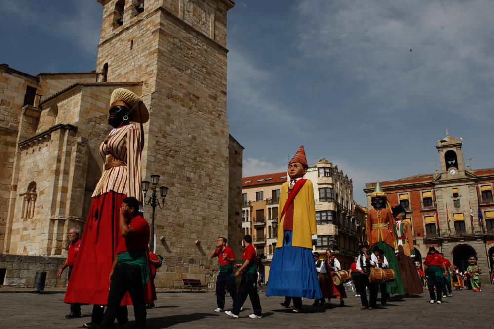 Desfile y ofrenda a la Virgen de la Concha