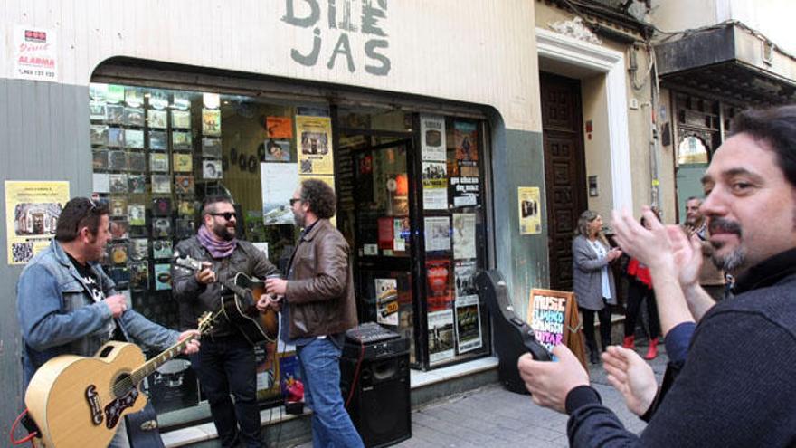 Reciente concierto en la puerta de Discos Candilejas para apoyar su &#039;resistencia&#039; al cierre.