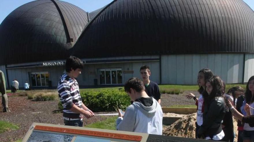 Visitantes al Museo del Jurásico de Asturias, en Colunga.