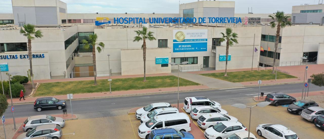 Imagen de la fachada principal del Hosipital Universitario de Torrevieja en una imagen captada el pasado mes de febrero