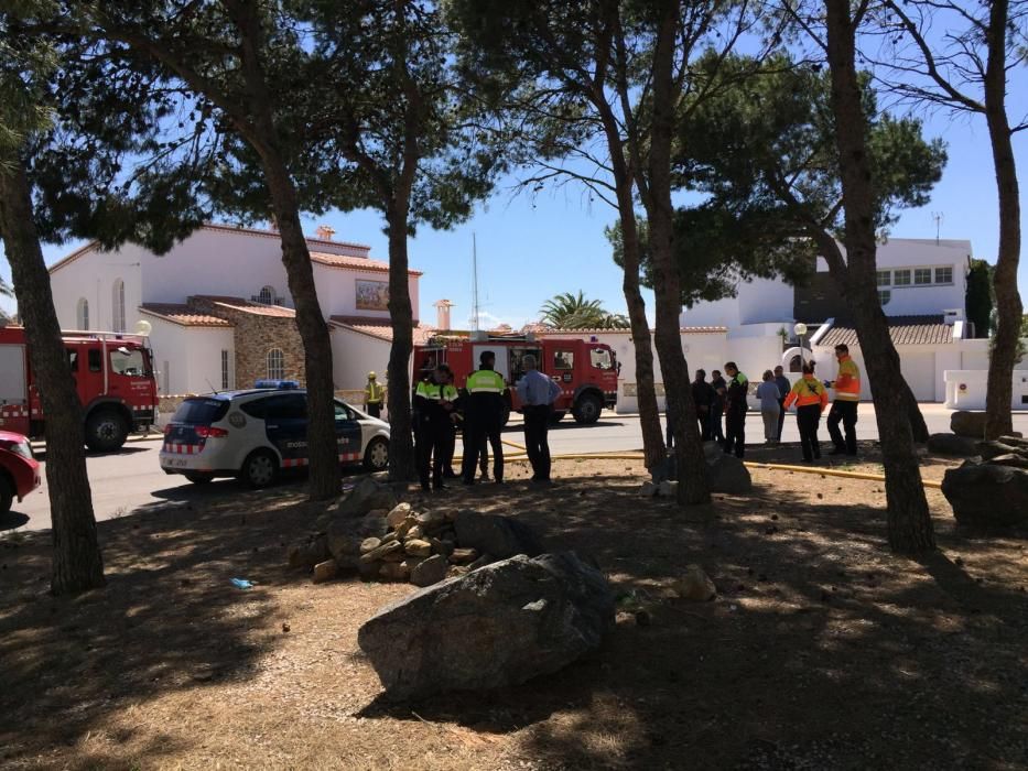 Un foc  crema tres embarcacions a Roses